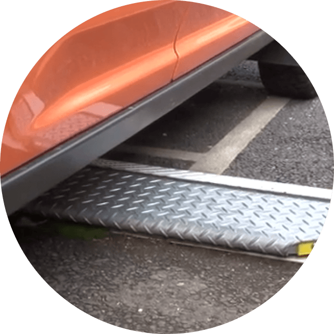 フラップが降下し出庫